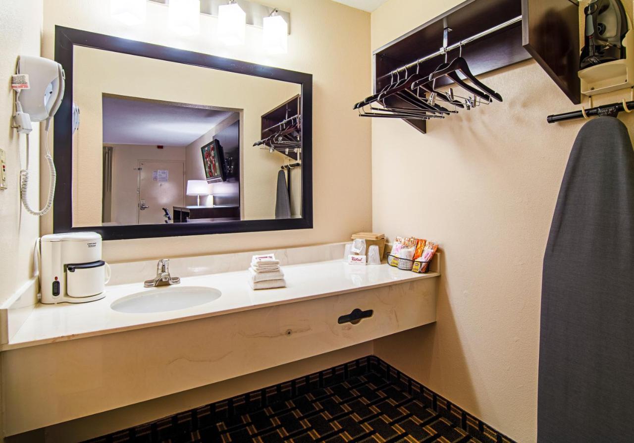 Red Roof Inn & Suites Greenwood, Sc Екстериор снимка
