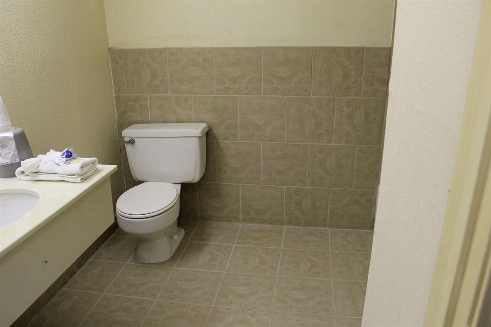 Red Roof Inn & Suites Greenwood, Sc Екстериор снимка